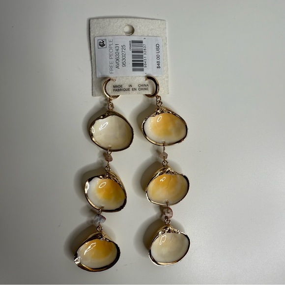 Free People Bahama Baby Starry Shell Earrings - NWT - Picture 4 of 4